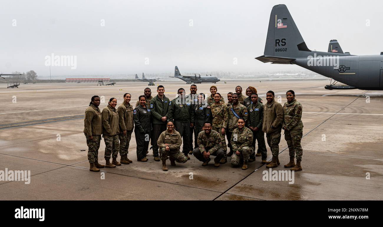 USA Air Force Airmen posieren für ein Foto vor einem Legacy-Flug am Luftwaffenstützpunkt Ramstein, Deutschland, 15. Februar 2023. Brigg. General Otis C. Jones, 86. Luftschleusskommandeur, flog mit einer ganz schwarzen Flugbesatzung zur Feier des Black History Month. Eine integrative Kultur ist der Unterton und die Grundlage eines großartigen Unternehmens. Stockfoto