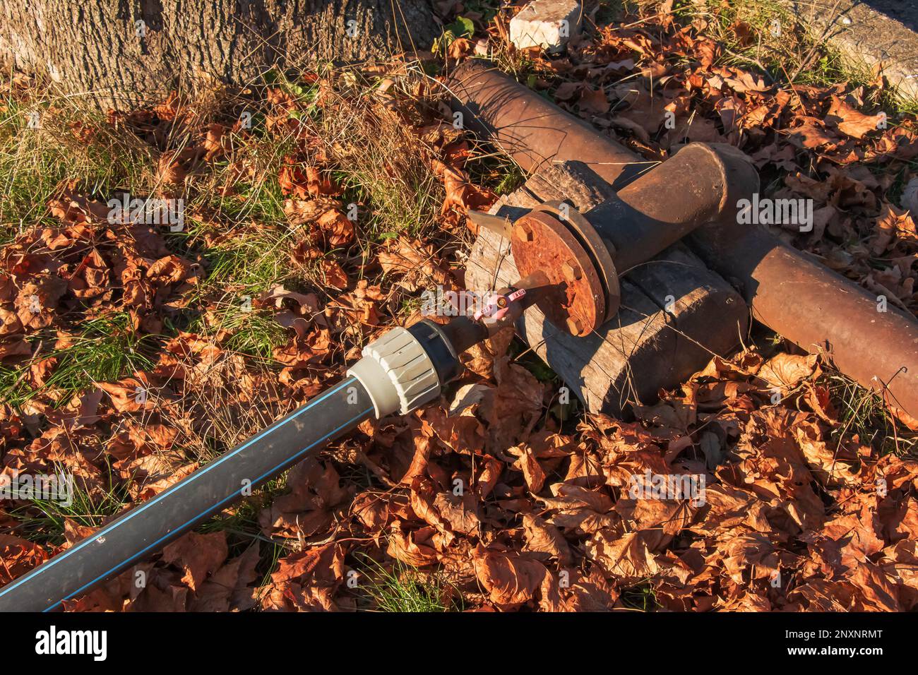 Alter rostiger Wasserhahn für die Wasserversorgung und eine  Kunststoffleitung Stockfotografie - Alamy