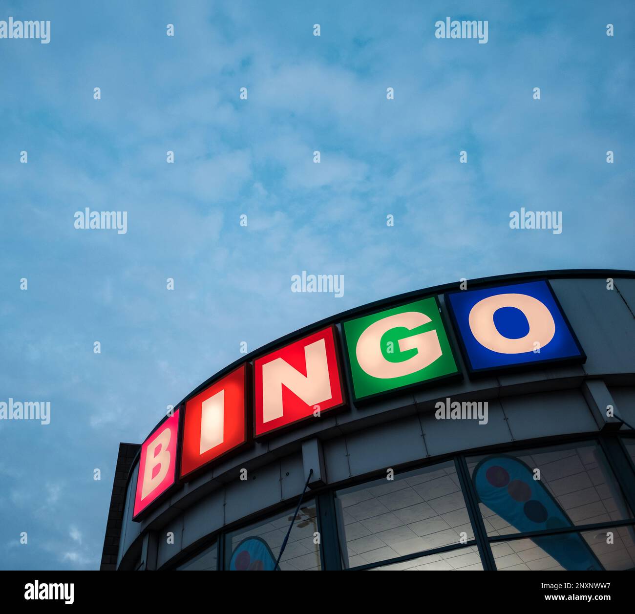 Ein Schild für Eine Bingo-Halle vor Einem wolkigen Himmel in Einer britischen Stadt, mit Kopierbereich Stockfoto