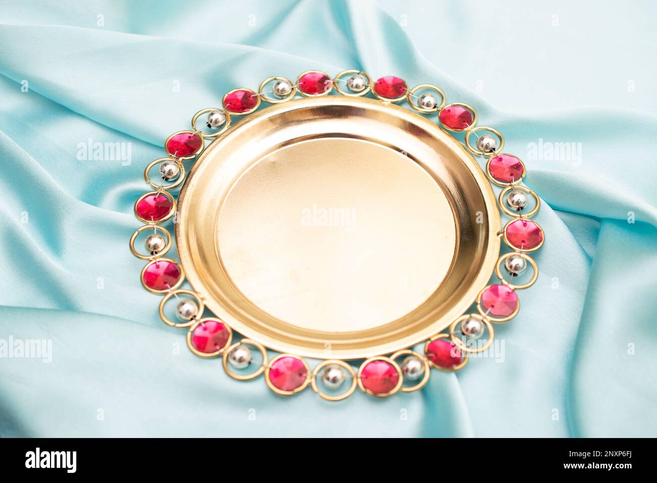 Traditionelle leere Platte auf Seidentuch, Produktplatzierungskonzept Stockfoto