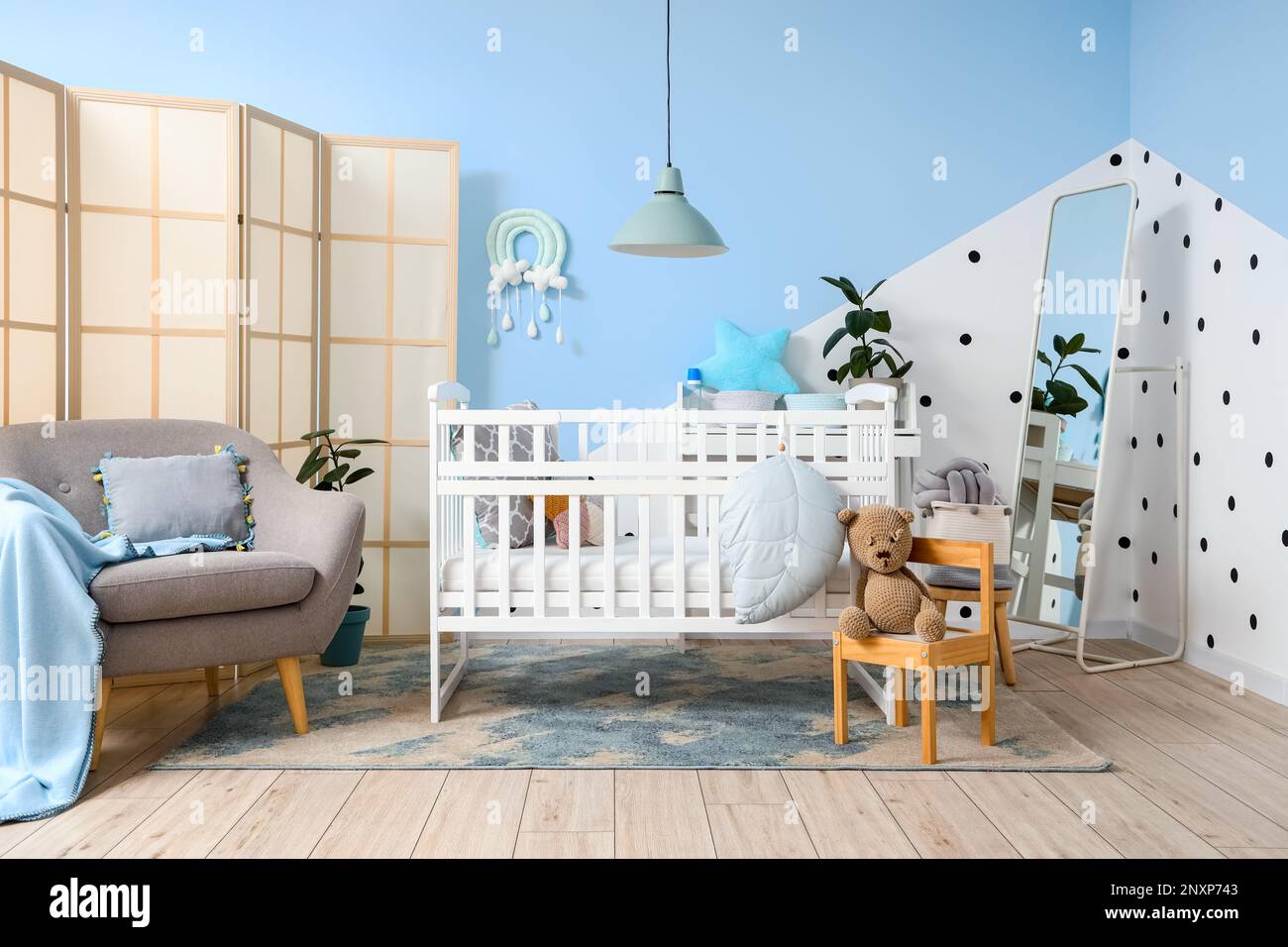 Kinderzimmer mit Kinderbett, Sessel und Spiegel Stockfotografie - Alamy