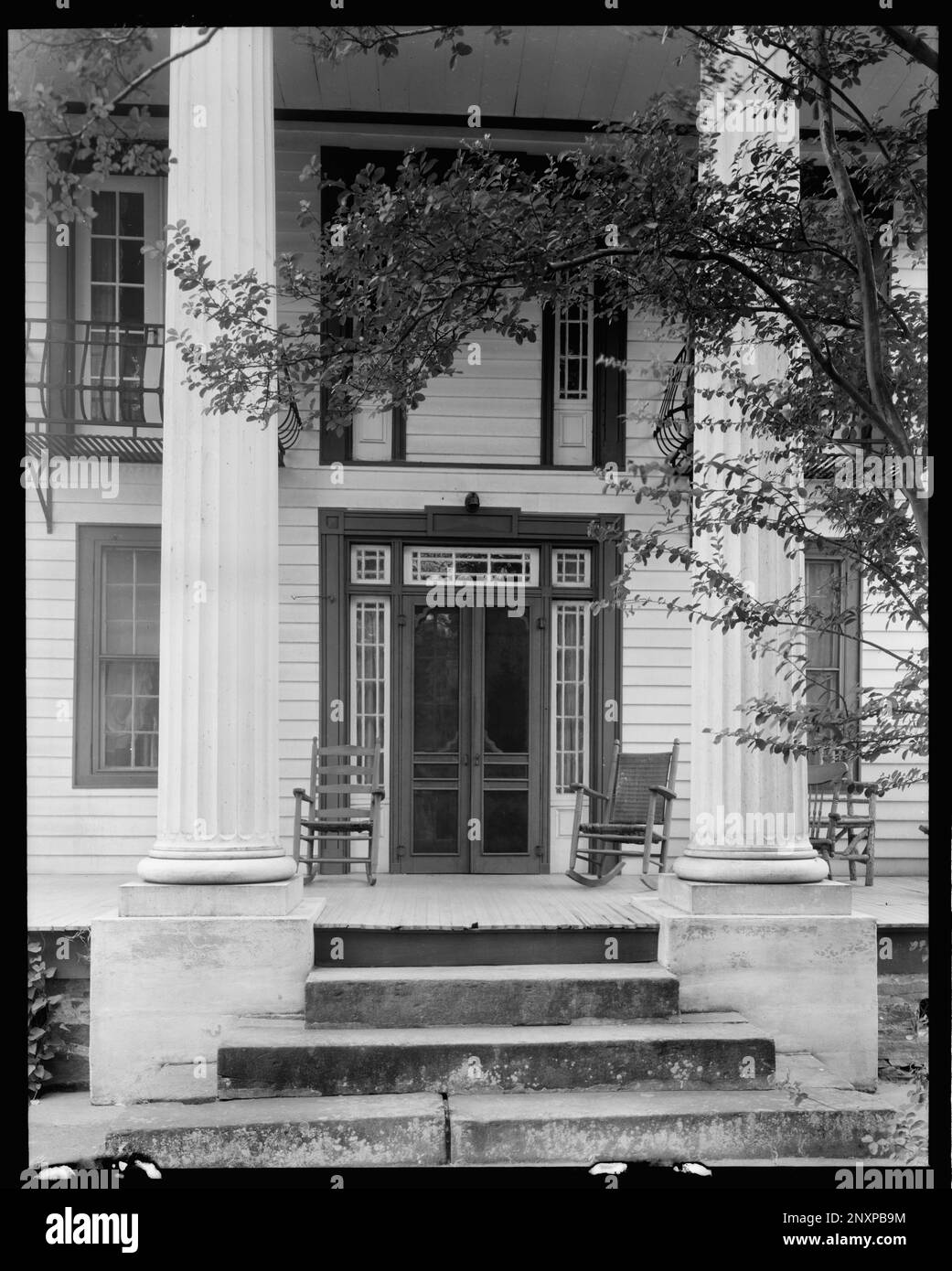 Mills House, Tryon, Polk County, North Carolina. Carnegie Survey of the Architecture of the South (Carnegie-Umfrage zur Architektur des Südens). United States North Carolina Polk County Tryon, Säulen, Türen und Türöffnungen, Fanlights, Sidelights, Schaukelstühle. Stockfoto