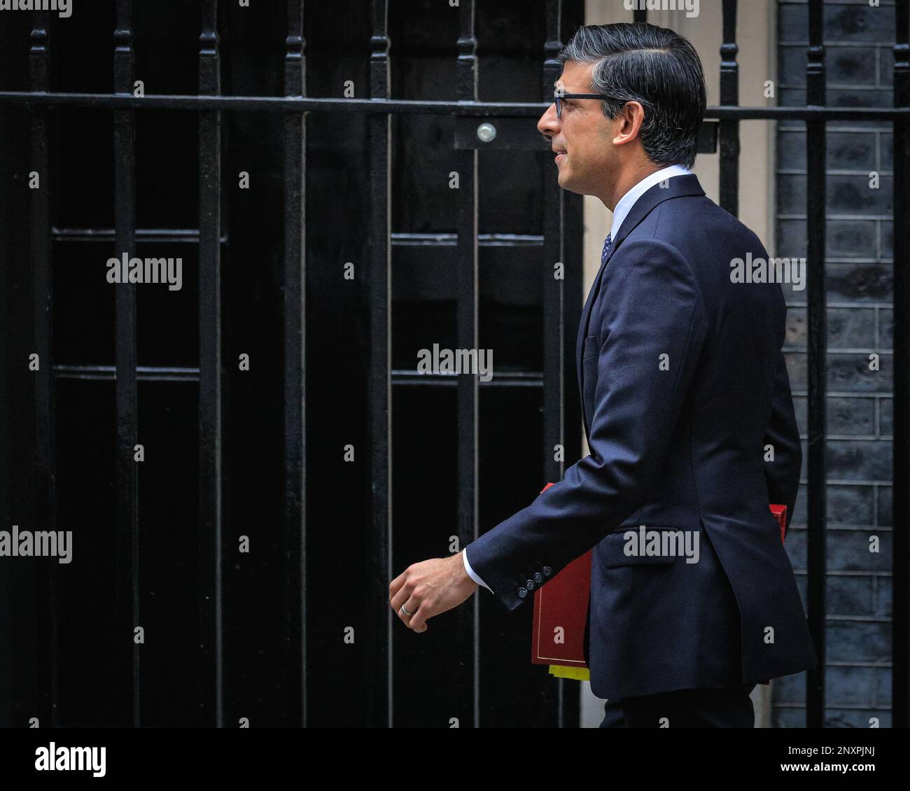 London, Großbritannien. 01. März 2023. Rishi Sunak, Parlamentsabgeordneter, Premierminister des Vereinigten Königreichs, verlässt die Downing Street 10, um heute im Parlament an den Fragen des Premierministers teilzunehmen. Kredit: Imageplotter/Alamy Live News Stockfoto