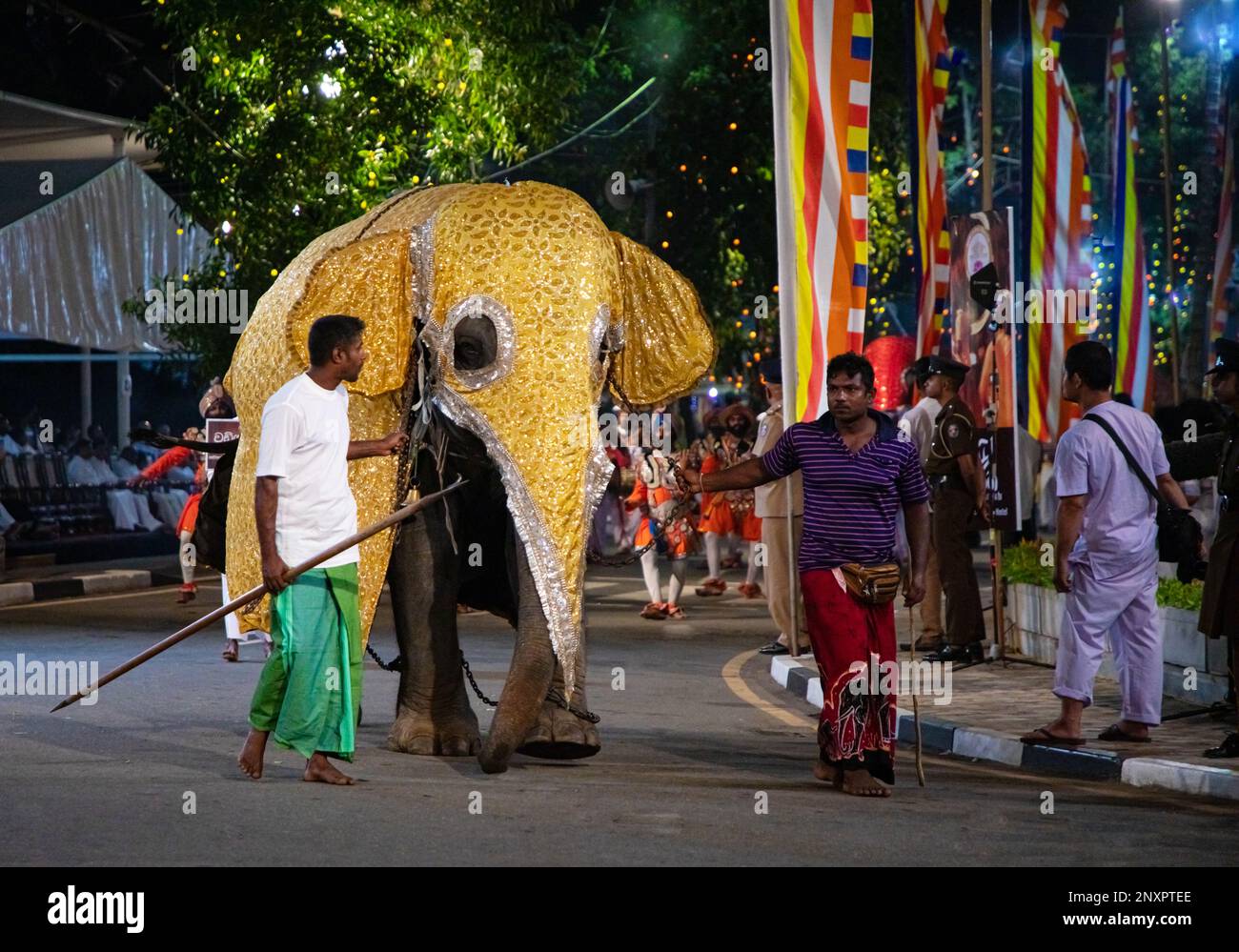 Colombo, Sri Lanka. 06 Februar 2023. Große Festprozession mit Elefanten und Tänzern in leuchtenden Nationalkostümen durch die Straßen von Stockfoto