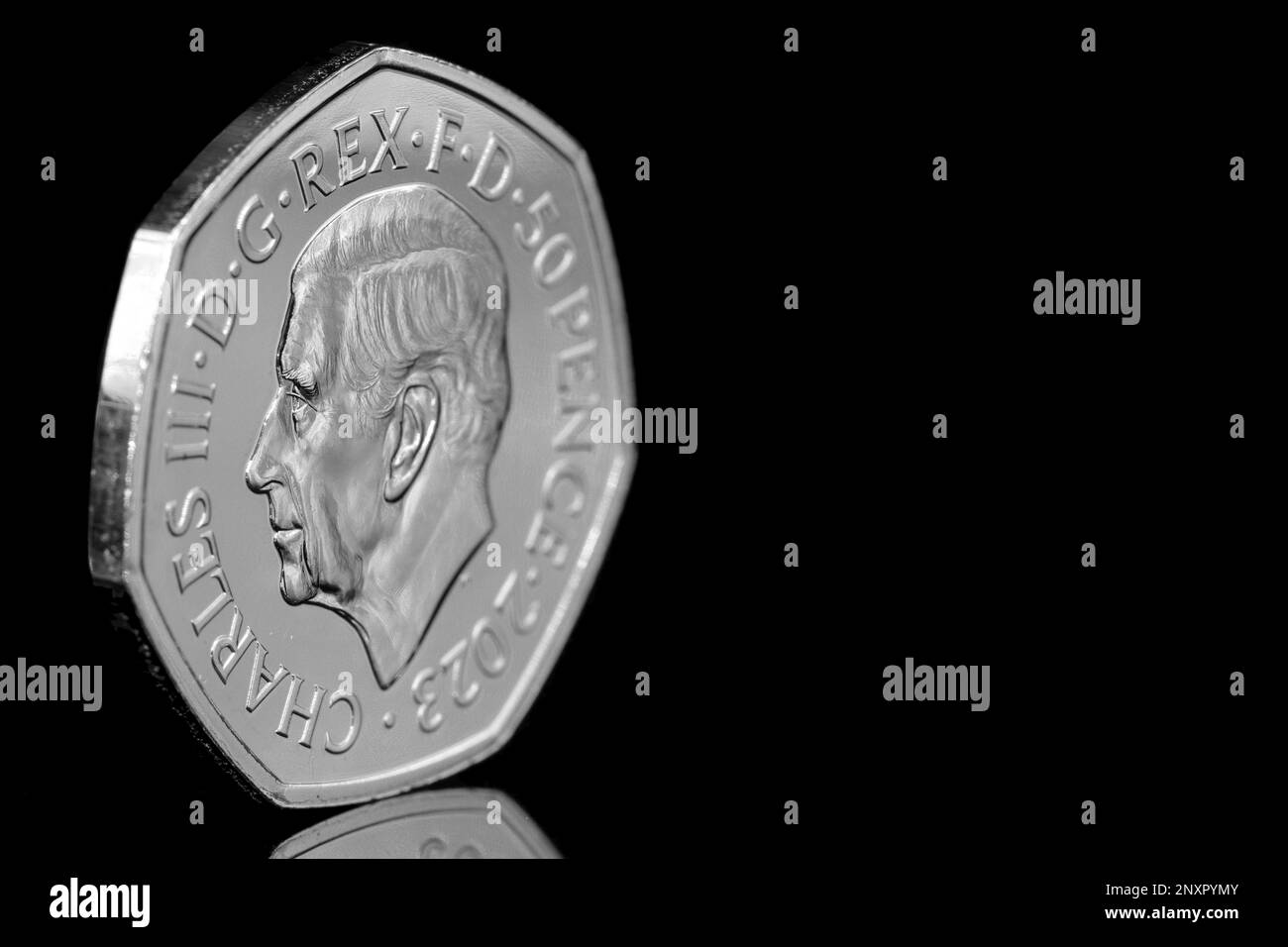 Die erste King Charles 50p-Münze von 2023. Auf der Rückseite steht Professor Albus Dumbledore, der 25 Jahre Harry Potter gedenkt Stockfoto