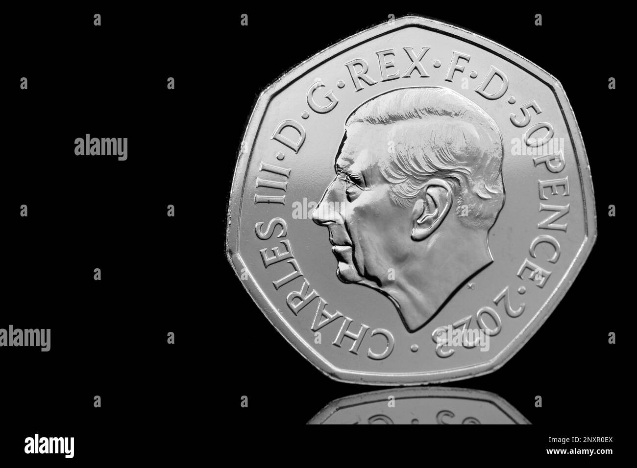 Die erste King Charles 50p-Münze von 2023. Auf der Rückseite steht Professor Albus Dumbledore, der 25 Jahre Harry Potter gedenkt Stockfoto