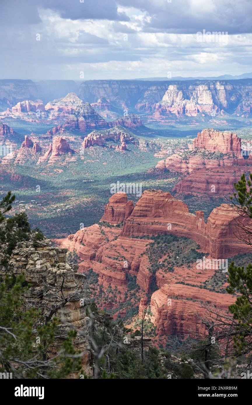 Vertikales Bild, das nördlich von Sedona Arizona von hoch oben auf dem Munds Mountain nach unten blickt Stockfoto