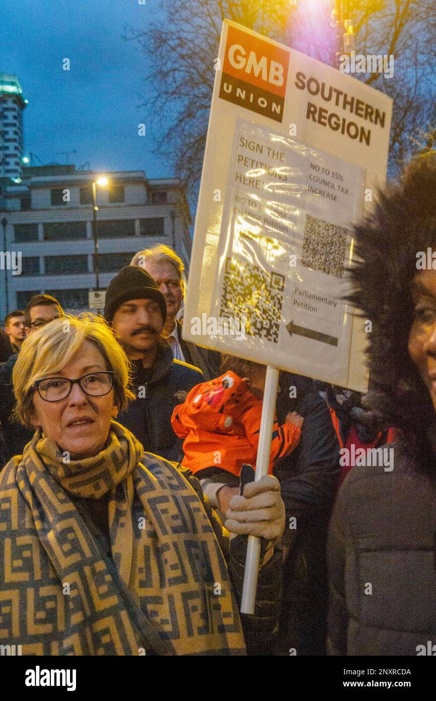 London, Großbritannien. 1. März 2023. Menschen aus dem Londoner Stadtteil Croydon protestieren vor den Büros des Rates gegen die Erhöhung der Ratssteuer um 15 %. Der enorme Anstieg ist notwendig, weil die Unterstützung durch die Zentralregierung drastisch gekürzt wurde und die Labour- und Tories-Regierung jahrelang Misswirtschaft betrieben hat, insbesondere in der wohnungsbaugesellschaft des rates. Die vorgeschlagene Erhöhung kommt zu den jahrelangen Kürzungen bei den grundlegenden Dienstleistungen in der Gemeinde hinzu. Kredit: Peter Marshall/Alamy Live News Stockfoto