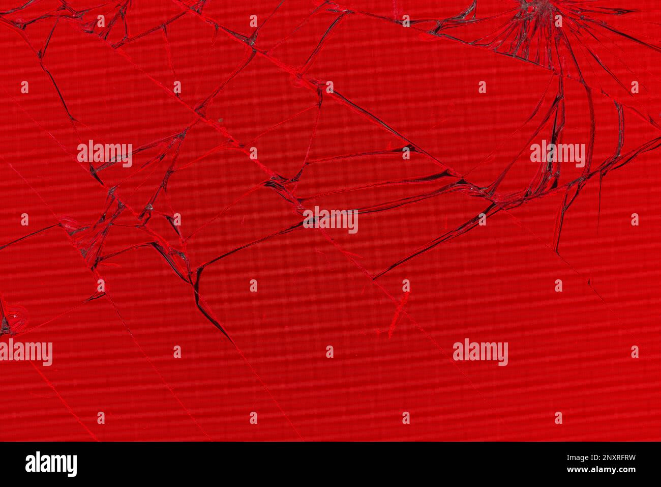 Zerbrochenes rotes Smartphone-Display mit zerbrochenem Glas Stockfoto