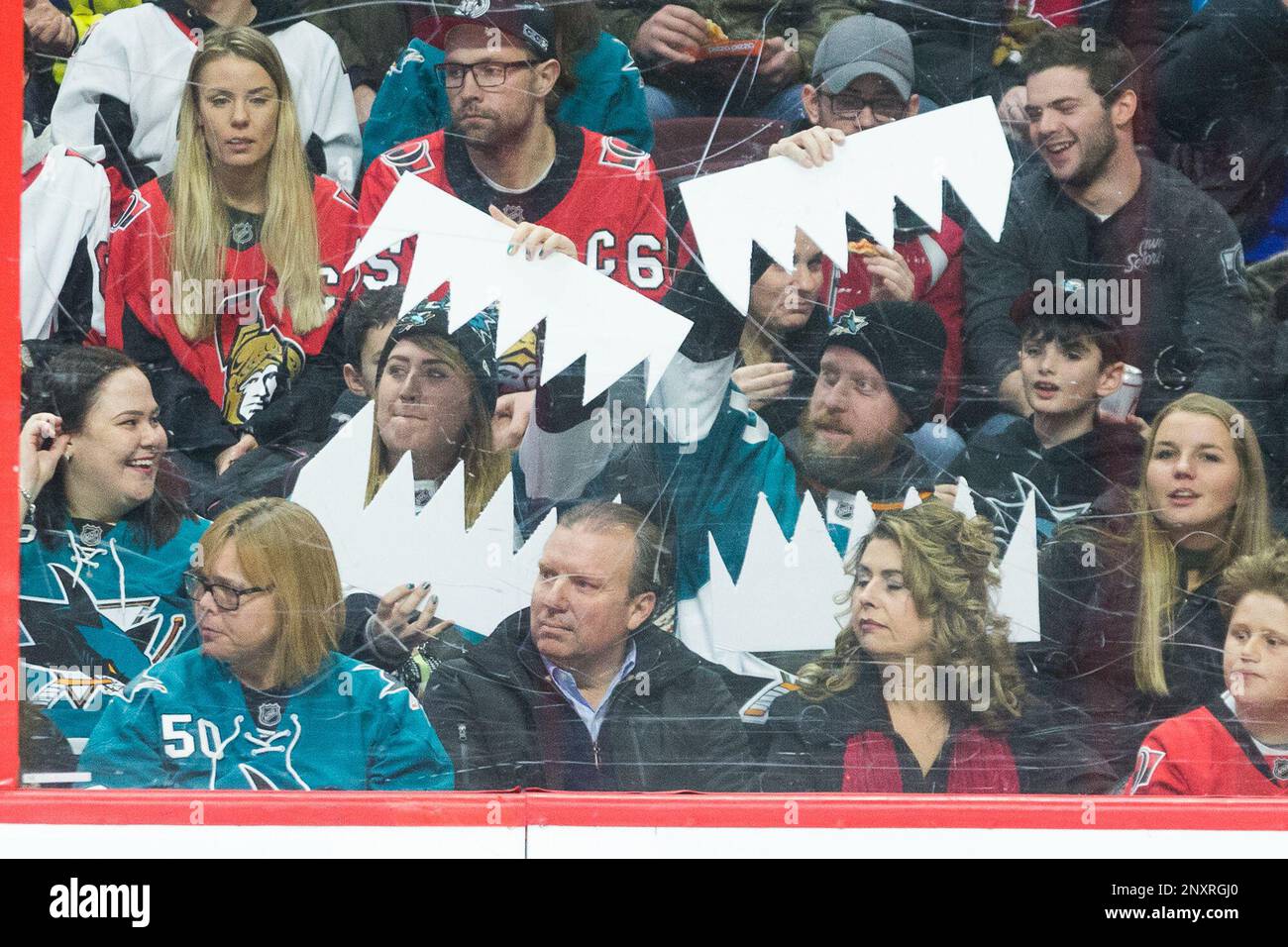 January 05, 2018: San Jose Sharks fans during the NHL game between San Jose Sharks and Ottawa Senators at Canadian Tire Centre in Ottawa, Canada. Daniel Lea/CSM. (Cal Sport Media via AP Images) Stockfoto