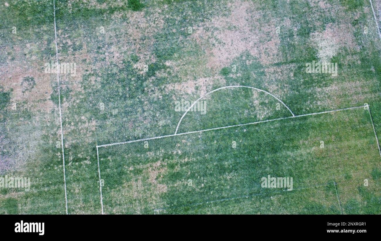 Top-down-Bild eines Teils des abgenutzten Fußballfelds Stockfoto