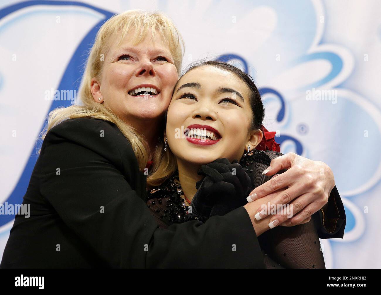 Karen Chen, right, hugs coach Tammy Gambill as they view her scores during the women's free skate event at the U.S. Figure Skating Championships in San Jose, Calif., Friday, Jan. 5, 2018. (AP Photo/Tony Avelar) Stockfoto