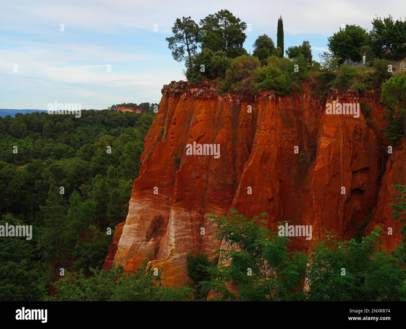 Blick auf die rot-gelben ockerfarbenen Klippen außerhalb der Stadt Roussillon in Vaucluse, Provence, Frankreich Stockfoto