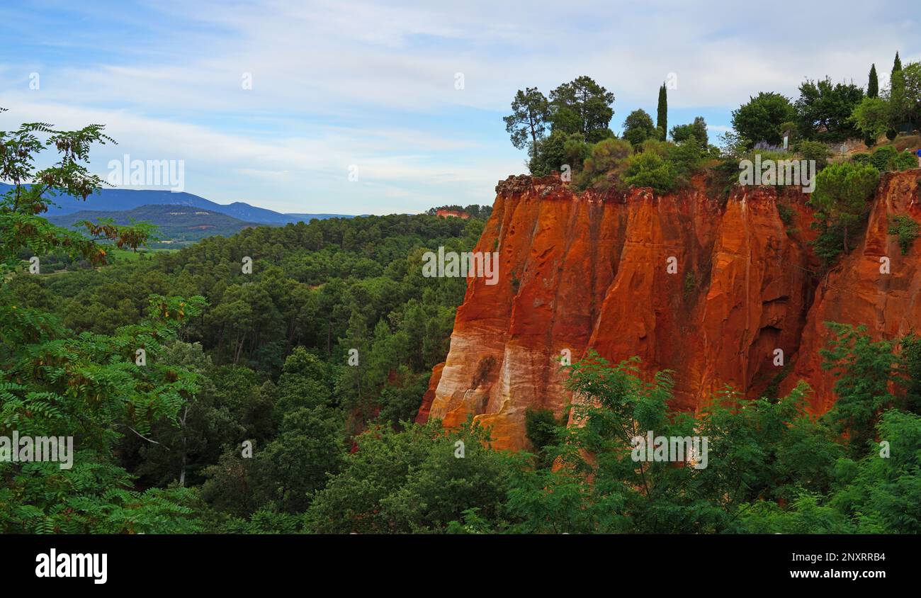 Blick auf die rot-gelben ockerfarbenen Klippen außerhalb der Stadt Roussillon in Vaucluse, Provence, Frankreich Stockfoto