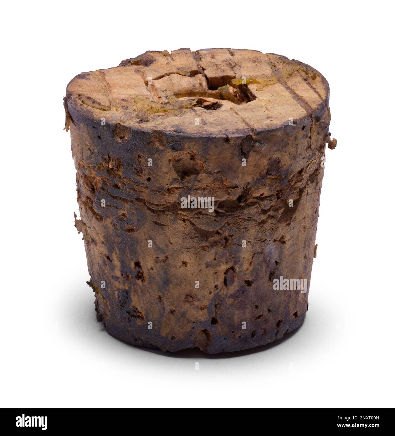 Old Bottle Cork – Vorderansicht mit Ausschnitt auf Weiß. Stockfoto