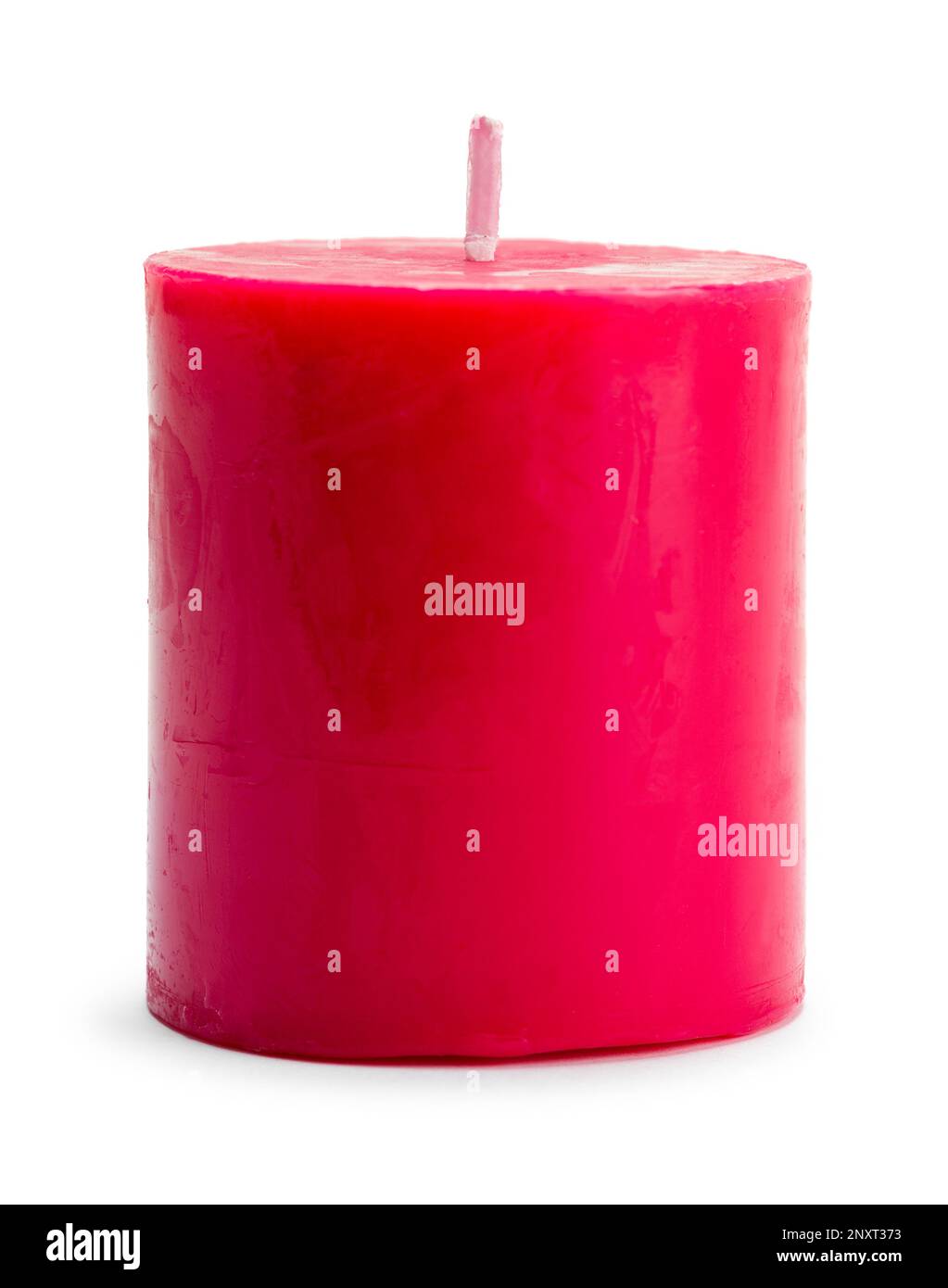 Kleine rote Kerze, ausgeschnitten auf Weiß. Stockfoto