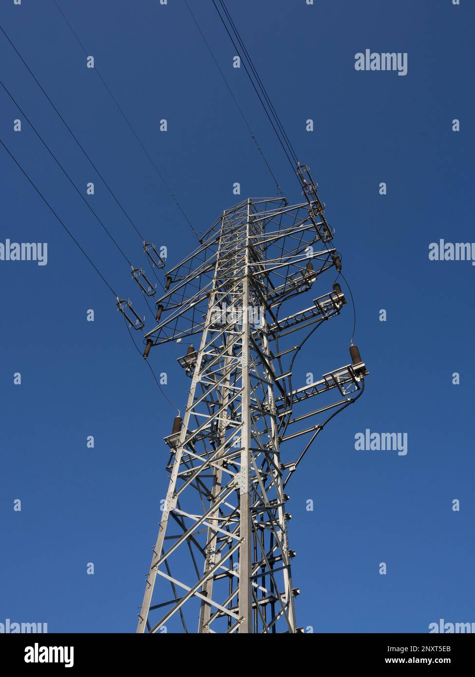 Hochspannungs-Pol im Hintergrund des blauen Himmels. Stockfoto
