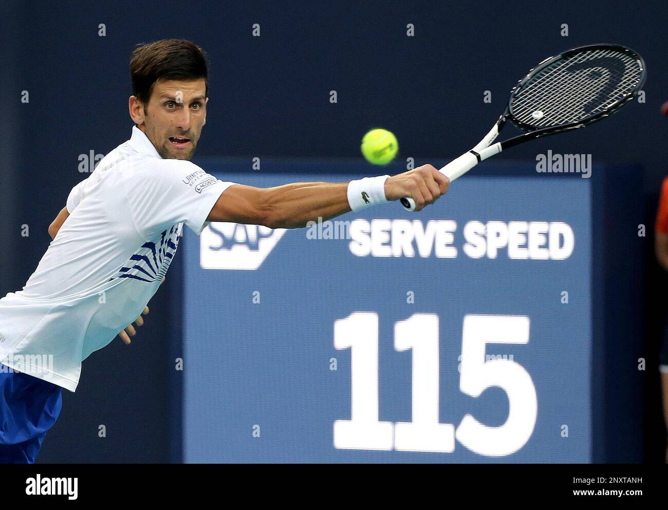 Miami, USA. 24. März 2019. Novak Djokovic bringt am Sonntag, den 24. März 2019, bei den Miami Open in Miami Gardens, Florida, einen Ball zu Fererico Delbonis zurück. (Foto: Charles Trainor Jr./Miami Herald/TNS/Sipa USA) Guthaben: SIPA USA/Alamy Live News Stockfoto