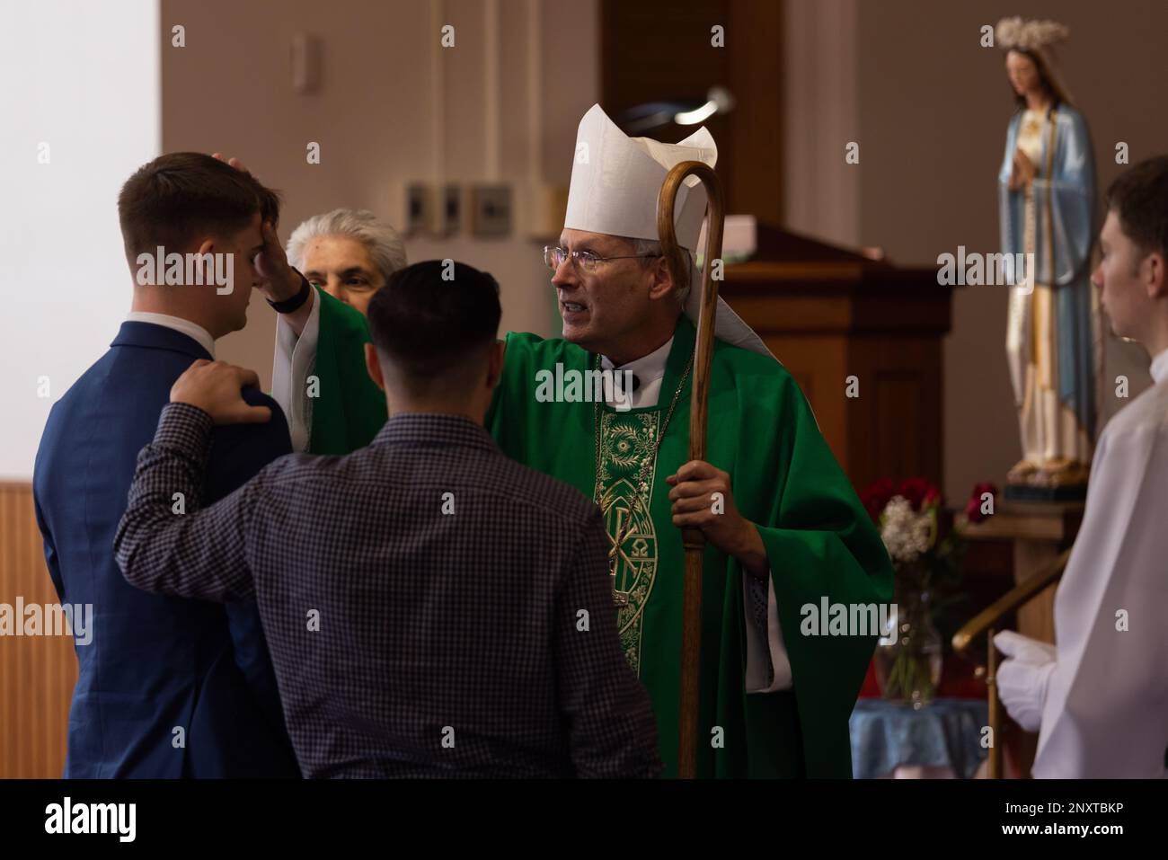 Bischof Richard Spencer, Vize für alle Militärkapellen in der östlichen Region der Erzdiözese des Militärdienstes, führt eine Bestätigung während der katholischen Messe in der Marine Corps Air Station (MCAS) Beaufort, South Carolina, am 29. Januar 2023 durch. Während des Besuchs von Bischof Spencer bei MCAS Beaufort sprach er mit fünf Bestätigen und konnte sie dem katholischen Glauben bestätigen. Stockfoto