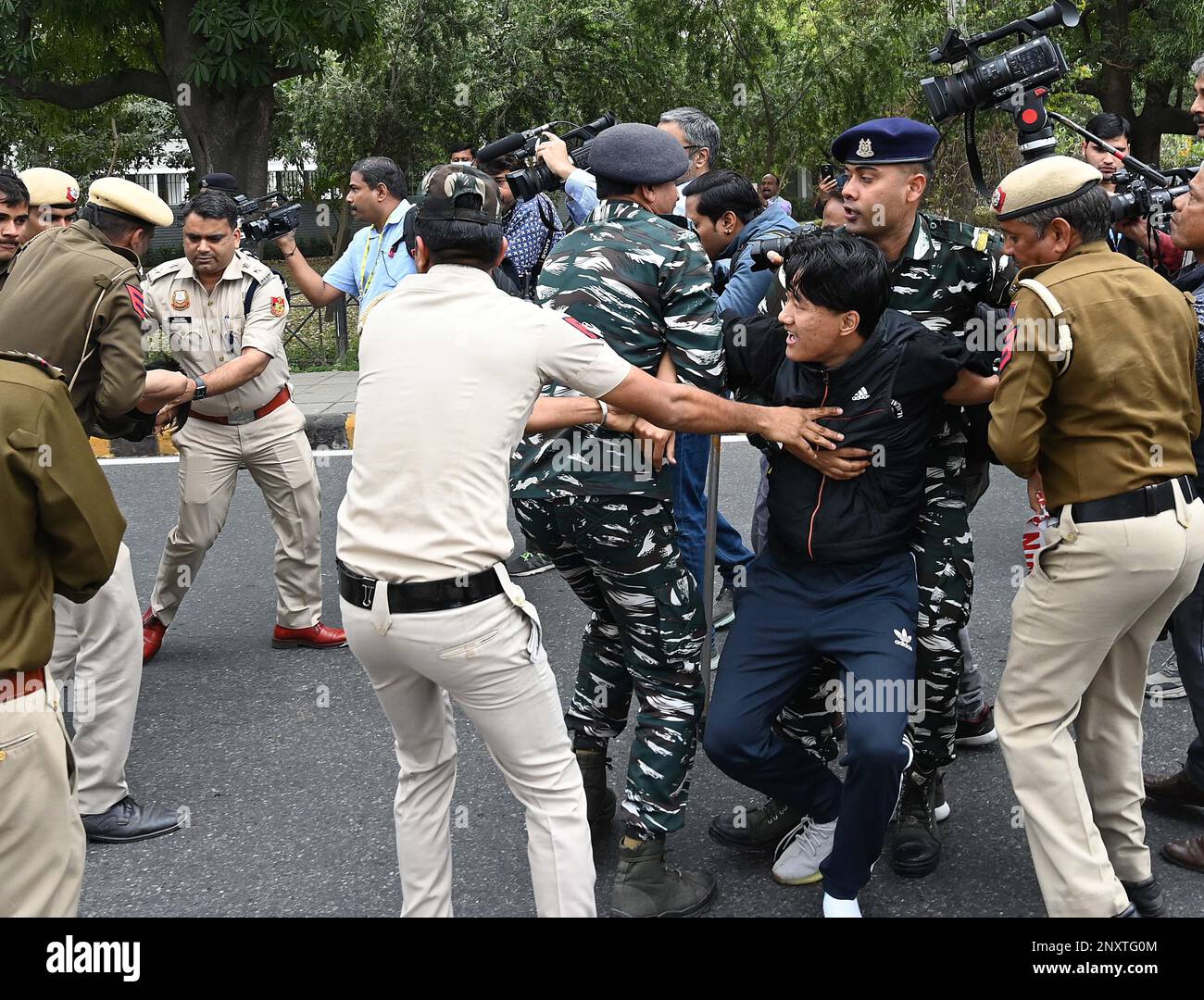 Neu-Delhi, Indien. 01. März 2023. NEU-DELHI, INDIEN - MÄRZ 1: Sicherheitspersonal hält Aktivisten des Tibet-Jugendkongresses und Studenten für das freie Tibet während eines Protests gegen den Besuch des chinesischen Außenministers fest, um an einem Treffen von G20 in der chinesischen Botschaft in Shantipath am 1. März 2023 in Neu-Delhi, Indien, teilzunehmen. (Foto: Vipin Kumar/Hindustan Times/Sipa USA) Guthaben: SIPA USA/Alamy Live News Stockfoto