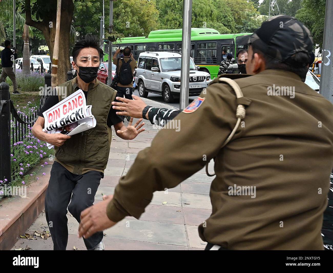 Neu-Delhi, Indien. 01. März 2023. NEU-DELHI, INDIEN - MÄRZ 1: Sicherheitspersonal hält Aktivisten des Tibet-Jugendkongresses und Studenten für das freie Tibet während eines Protests gegen den Besuch des chinesischen Außenministers fest, um an einem Treffen von G20 in der chinesischen Botschaft in Shantipath am 1. März 2023 in Neu-Delhi, Indien, teilzunehmen. (Foto: Vipin Kumar/Hindustan Times/Sipa USA) Guthaben: SIPA USA/Alamy Live News Stockfoto