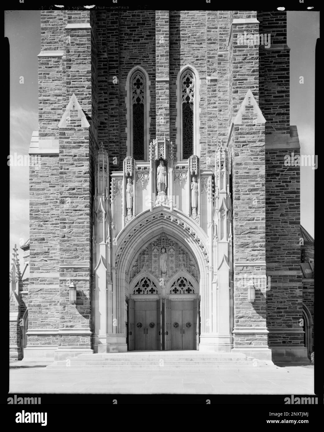 Duke University, Durham, Durham County, North Carolina. Carnegie Survey of the Architecture of the South (Carnegie-Umfrage zur Architektur des Südens). USA, North Carolina, Durham County, Durham, Türen und Türöffnungen, Skulpturen, Universitäten und Hochschulen. Stockfoto