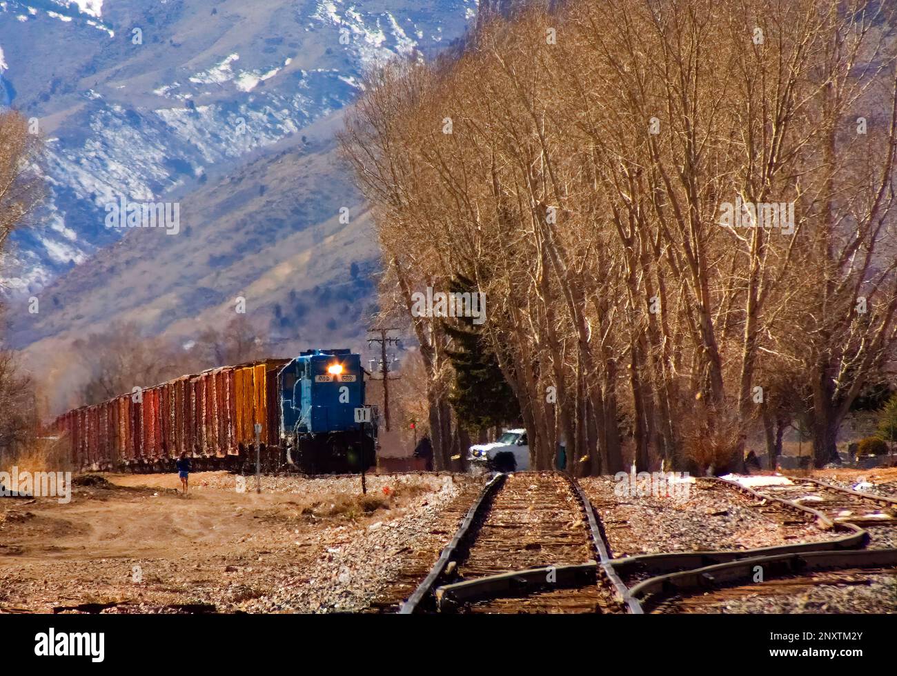 Bild des Kohlezugs, der aus den felsigen Bergen nach Denver fährt Stockfoto