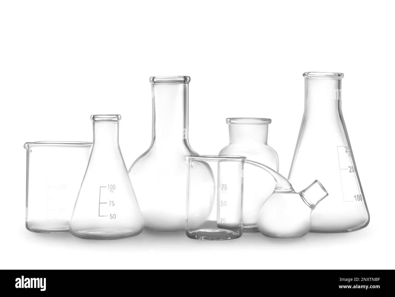 Reinigen Sie leere, auf weiß isolierte Laborglasgeräte Stockfoto