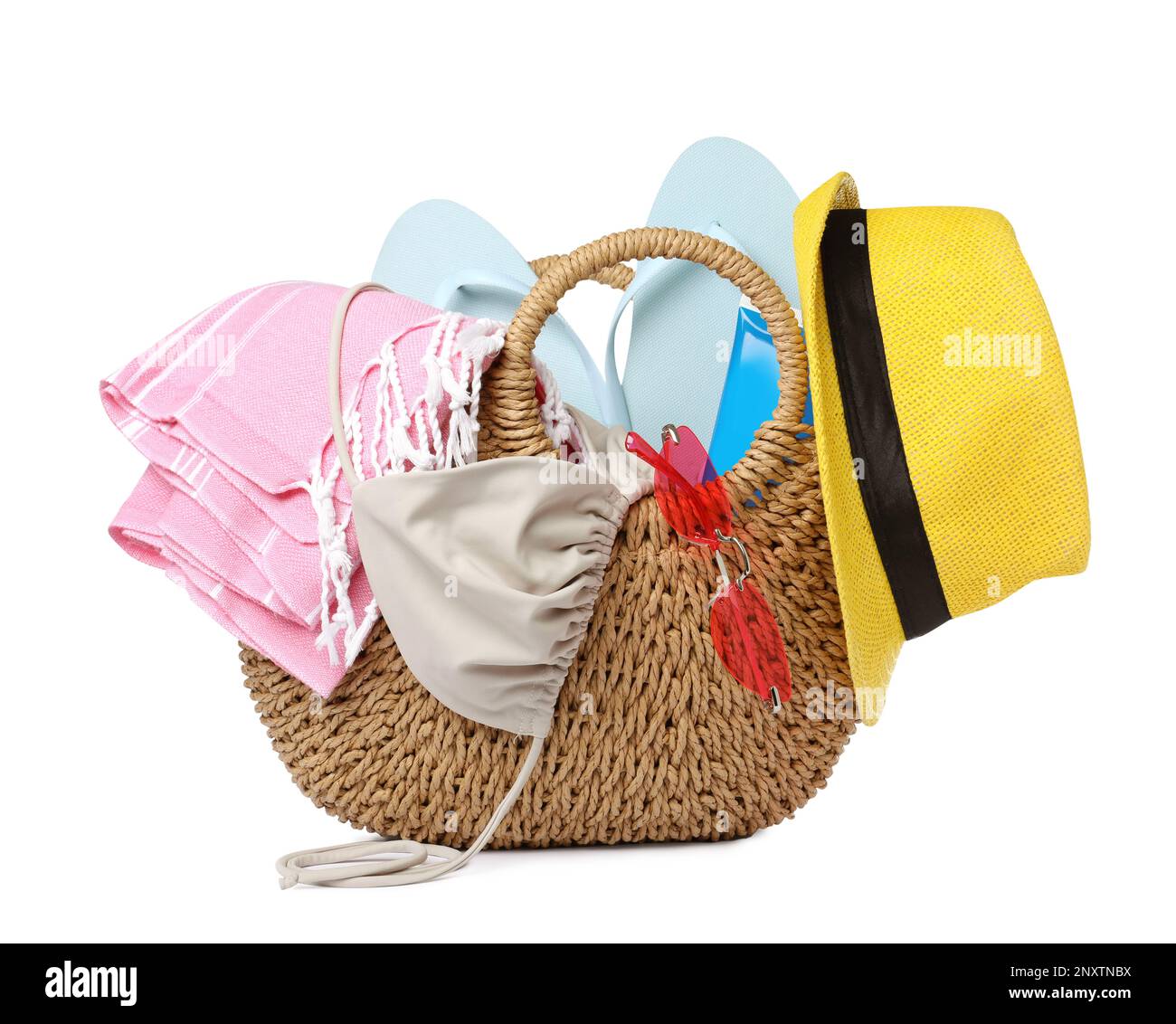 Elegante Tasche mit Strandzubehör isoliert auf Weiß Stockfoto