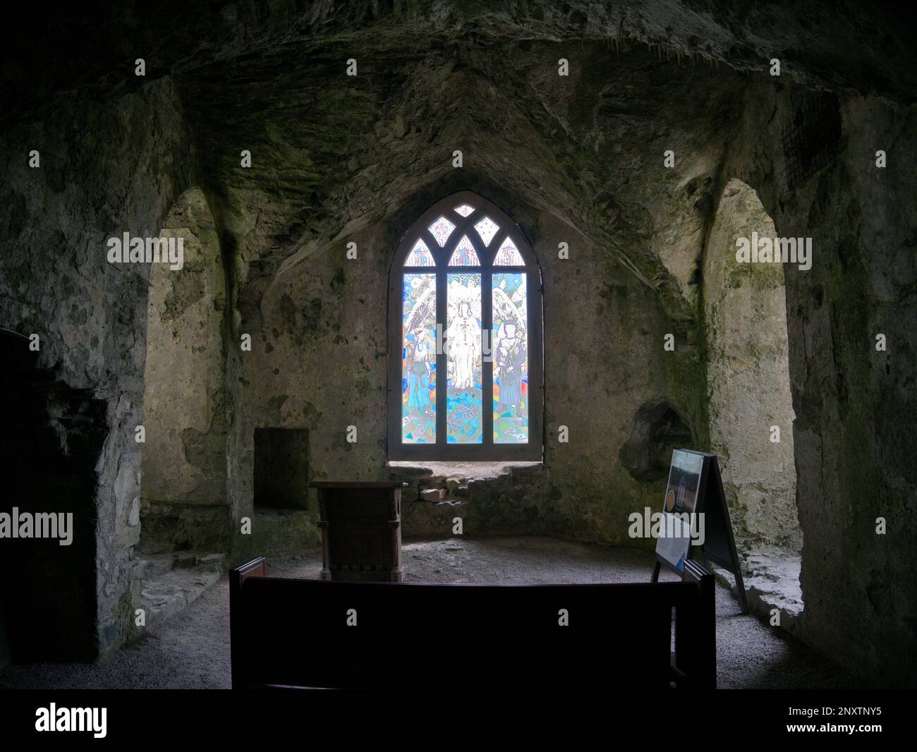 Buntglasfenster in der Kapelle, Carew Castle, Pembrokeshire Stockfoto