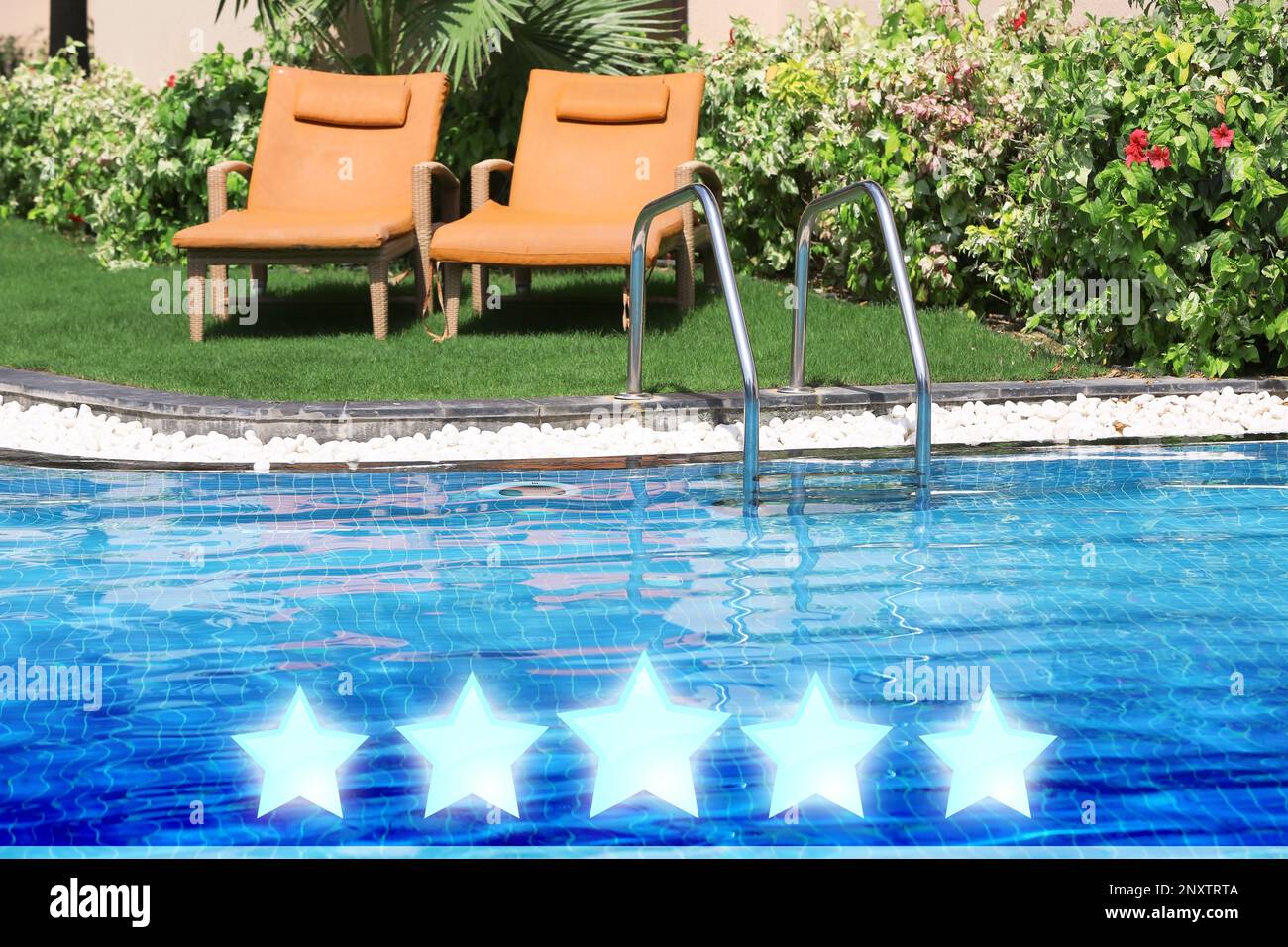 Sonnenliegen in der Nähe des Swimmingpools in einem 5-Sterne-Hotel Stockfoto