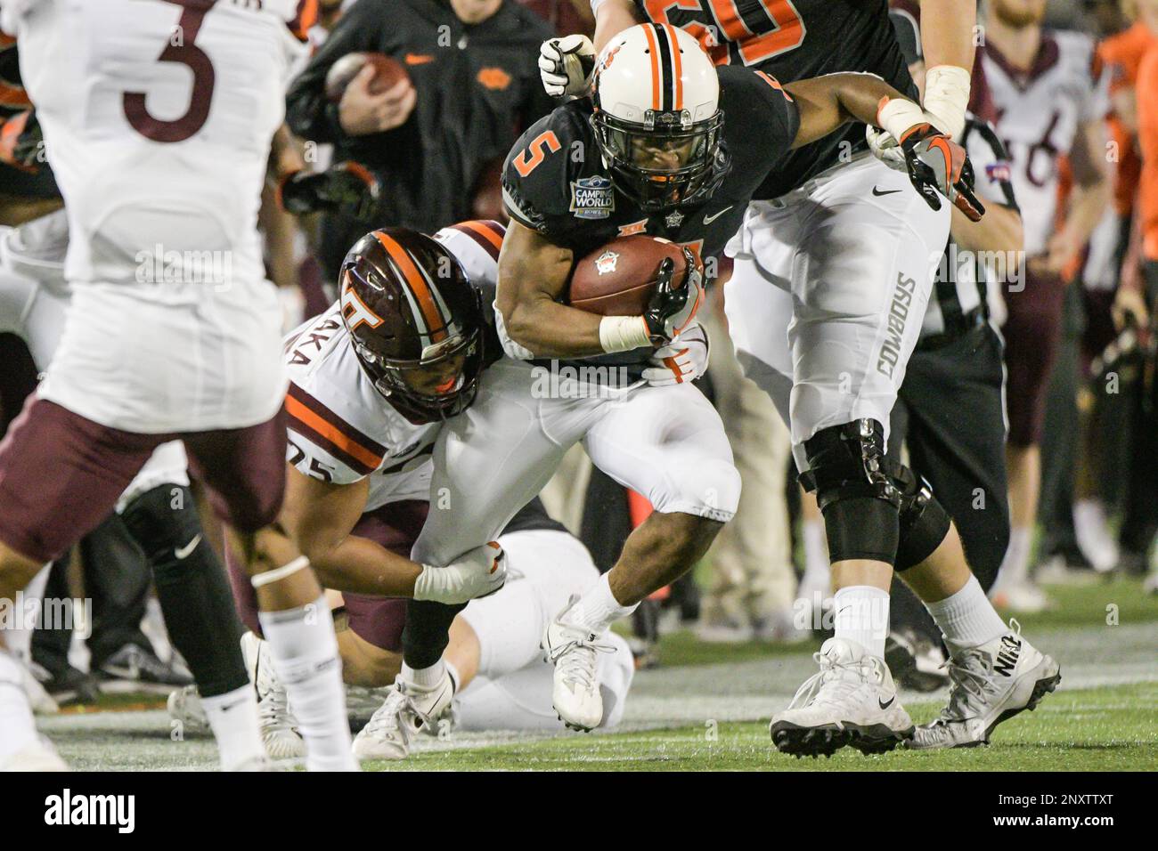 December 28, 2017 - Orlando, FL, U.S: Oklahoma State Cowboys running back Justice Hill (5) during the Camping World Bowl. Oklahoma defeated Virginia Tech 30-21 at Camping World Stadium in Orlando, Fl. Romeo T Guzman/CSM (Cal Sport Media via AP Images) Stockfoto