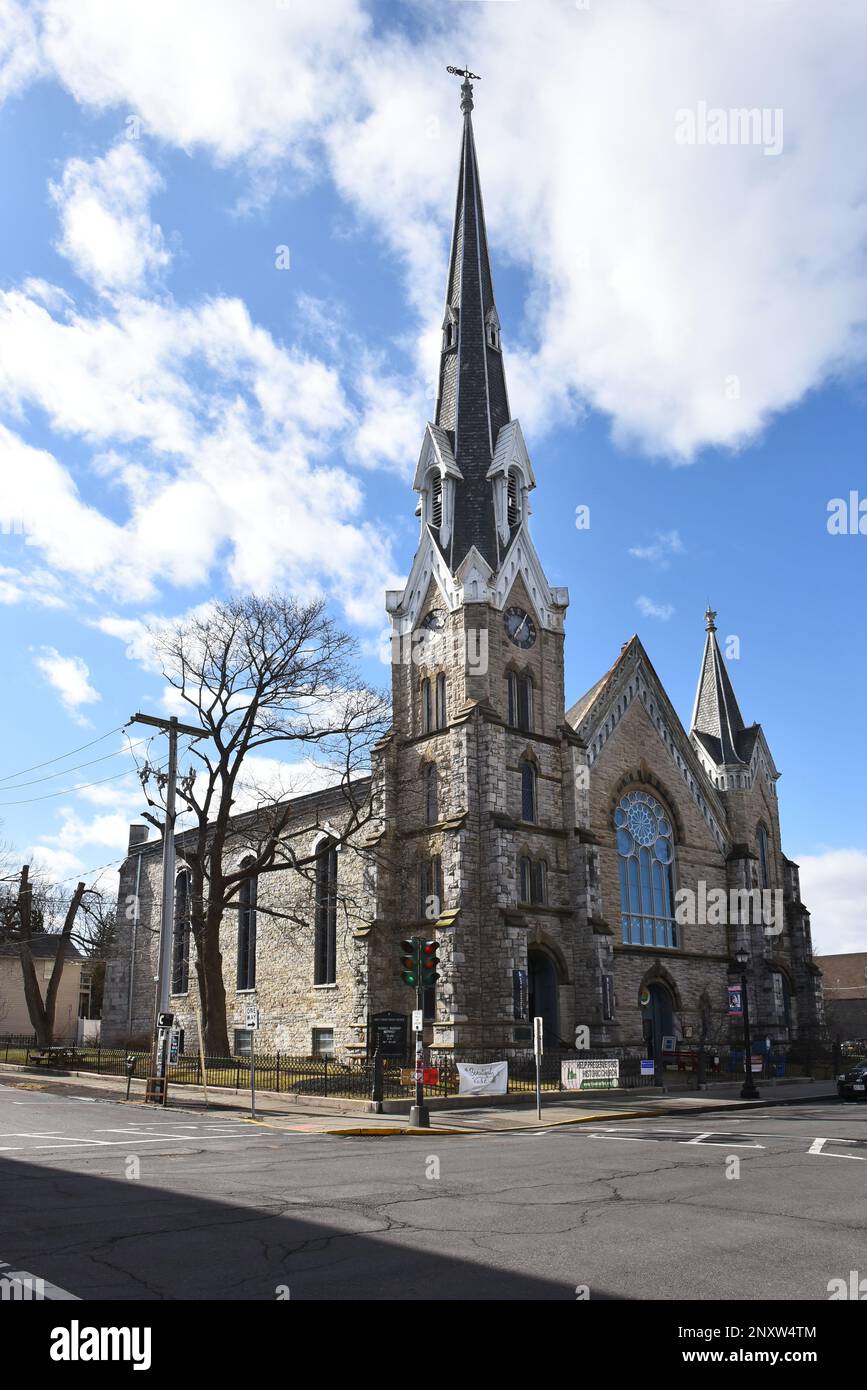 HUDSON, NEW YORK - 24. FEBRUAR 2023: Die erste Presbyterian Church auf der Warren Street in Downtown Hudson, NY. Stockfoto