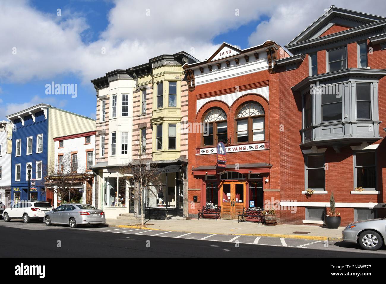 HUDSON, NEW YORK - 24. FEBRUAR 2023: Geschäfte auf der Warren Street im Zentrum von Hudson. Stockfoto