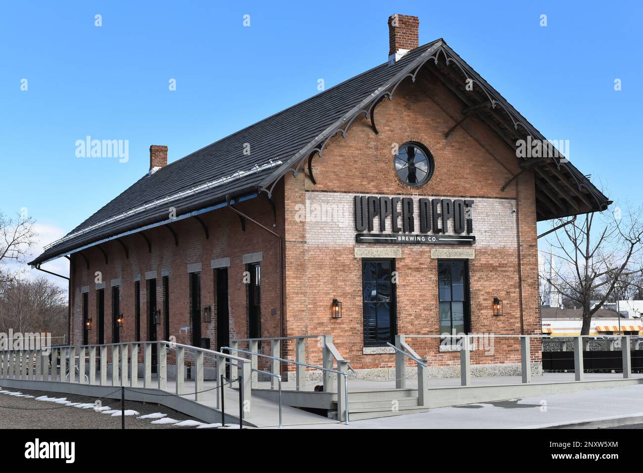HUDSON, NEW YORK - 24. FEBRUAR 2023: The Upper Depot Brewing Co., in einem renovierten Bahnhof aus dem Jahr 1800er in der State Street. Stockfoto