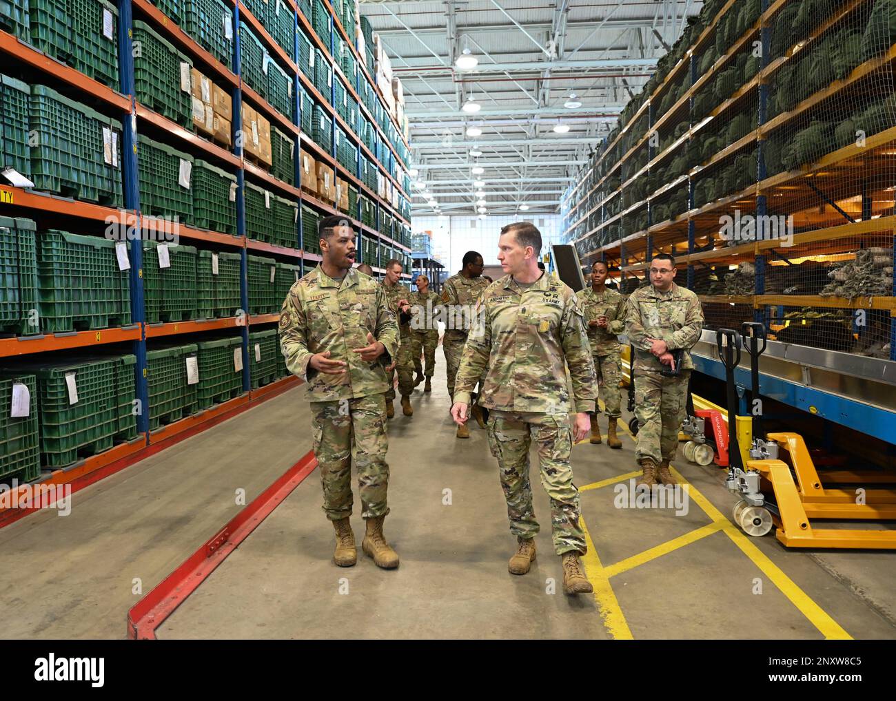 USA Air Force Master Sgt. Travis Yearty, 100. Logistik-Bereitschaftsgeschwader, persönlicher Schutzausrüstung-Sektionschef Oberfeldwebel Major Robert Abernethy, USA Oberster Anführer des europäischen Kommandos, mit Ausrüstung, die an die Flugzeuge der Royal Air Force Mildenhall, England, ausgestellt wurde, am 11. Januar 2023. Abernethy erfuhr, dass der 100. LRS eine Rolle bei der Vorbereitung und Ausrüstung von Flugzeugen für Übungen und Einsätze spielt. Stockfoto