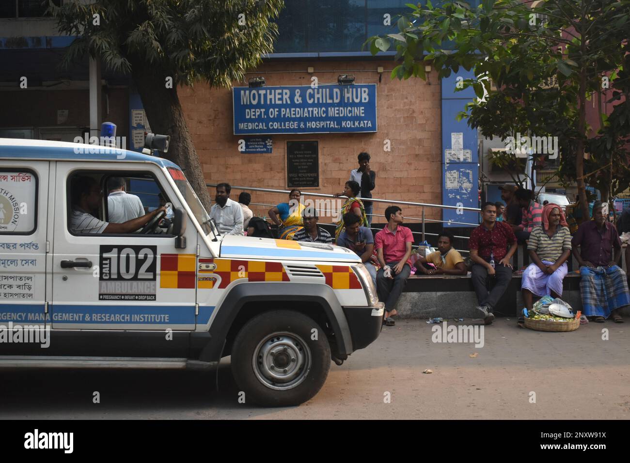 Kalkutta, Westbengalen, Indien. 1. März 2023. Angehörige von Patienten warten vor einem staatlich geführten Krankenhaus inmitten der Ausbreitung des Adenovirus. (Kreditbild: © Sudipta das/Pacific Press via ZUMA Press Wire) NUR REDAKTIONELLE VERWENDUNG! Nicht für den kommerziellen GEBRAUCH! Stockfoto