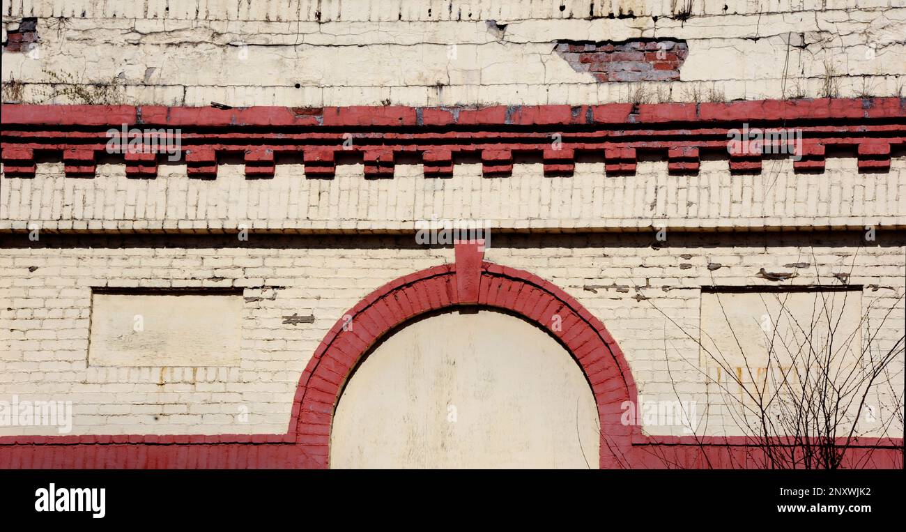 Das alte Gebäude in Downtown, Kingsport, Tennessee, hat eine gerissene, verblasste und zerfallene Ziegelfassade. Stockfoto