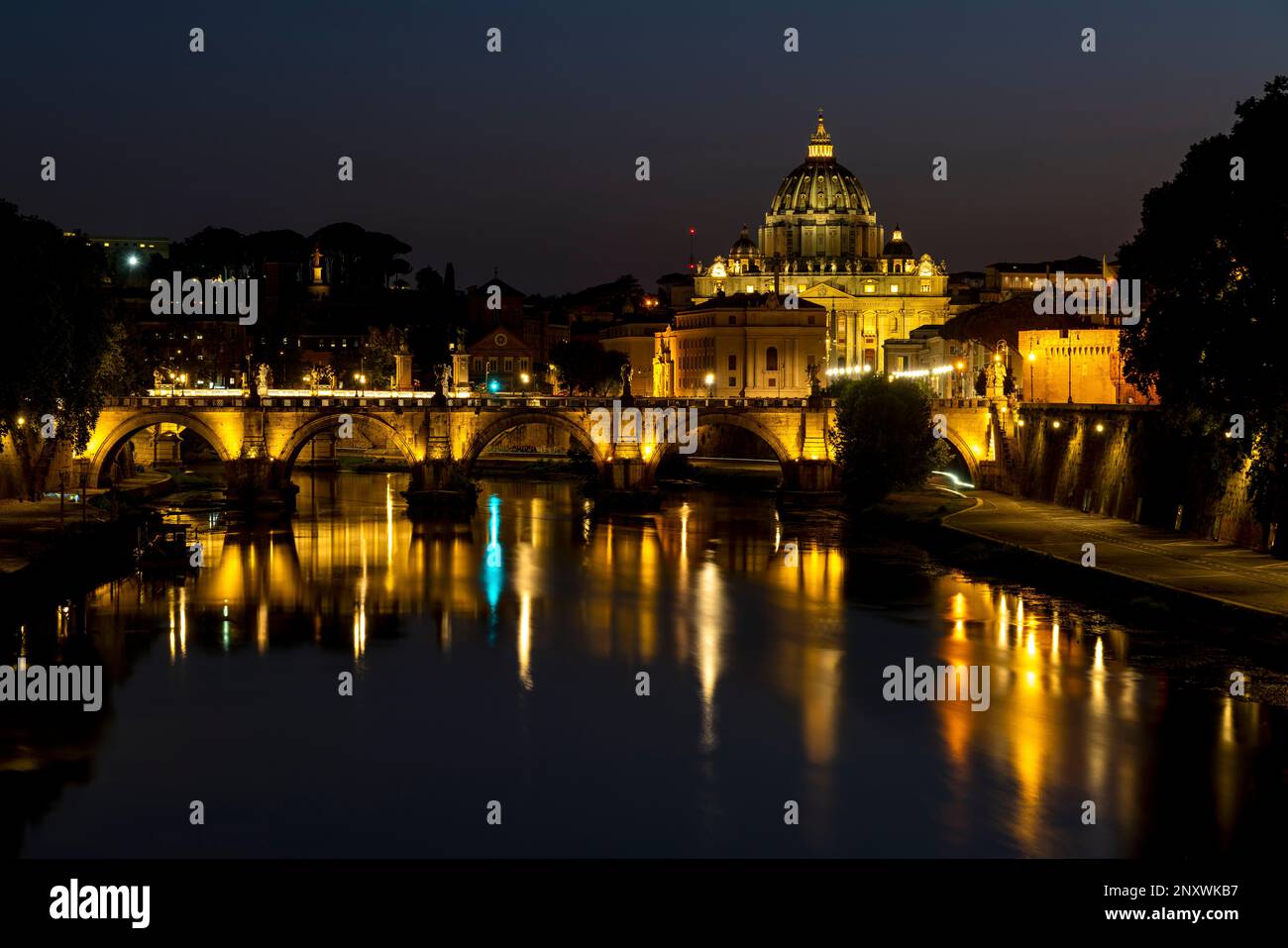 Der Vatikan spiegelt sich im Tiber wider, Rom, Italien Stockfoto