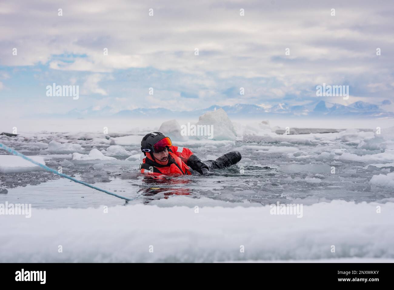 Seemann Joseph Machtel, ein Mitglied der Decksabteilung von Coast Guard Cutter Polar Star (WAGB 10), wird während des Eisrettungstrainings im McMurdo Sound, Antarktis, am 2. Januar 2023 durch das Wasser gezogen. Die Antarktis ist der kälteste, windigste und ungastfreundlichste Kontinent der Welt, und jede Reise erfordert sorgfältige Planung und Koordination. Mitglieder des US-Militärdienstes sind ausgebildet und bereit, die Operation Deep Freeze 2023 trotz der strengen Umgebung zu unterstützen. Stockfoto