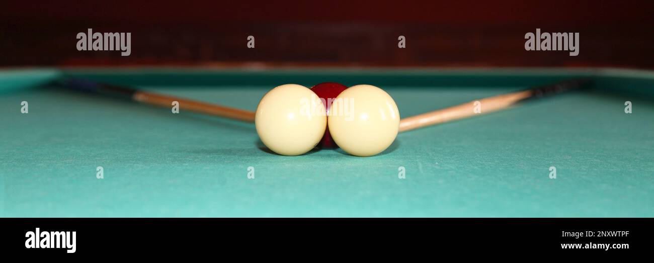 2 Kugeln und 3 Kugeln auf einem Carom-Billardtisch Stockfoto