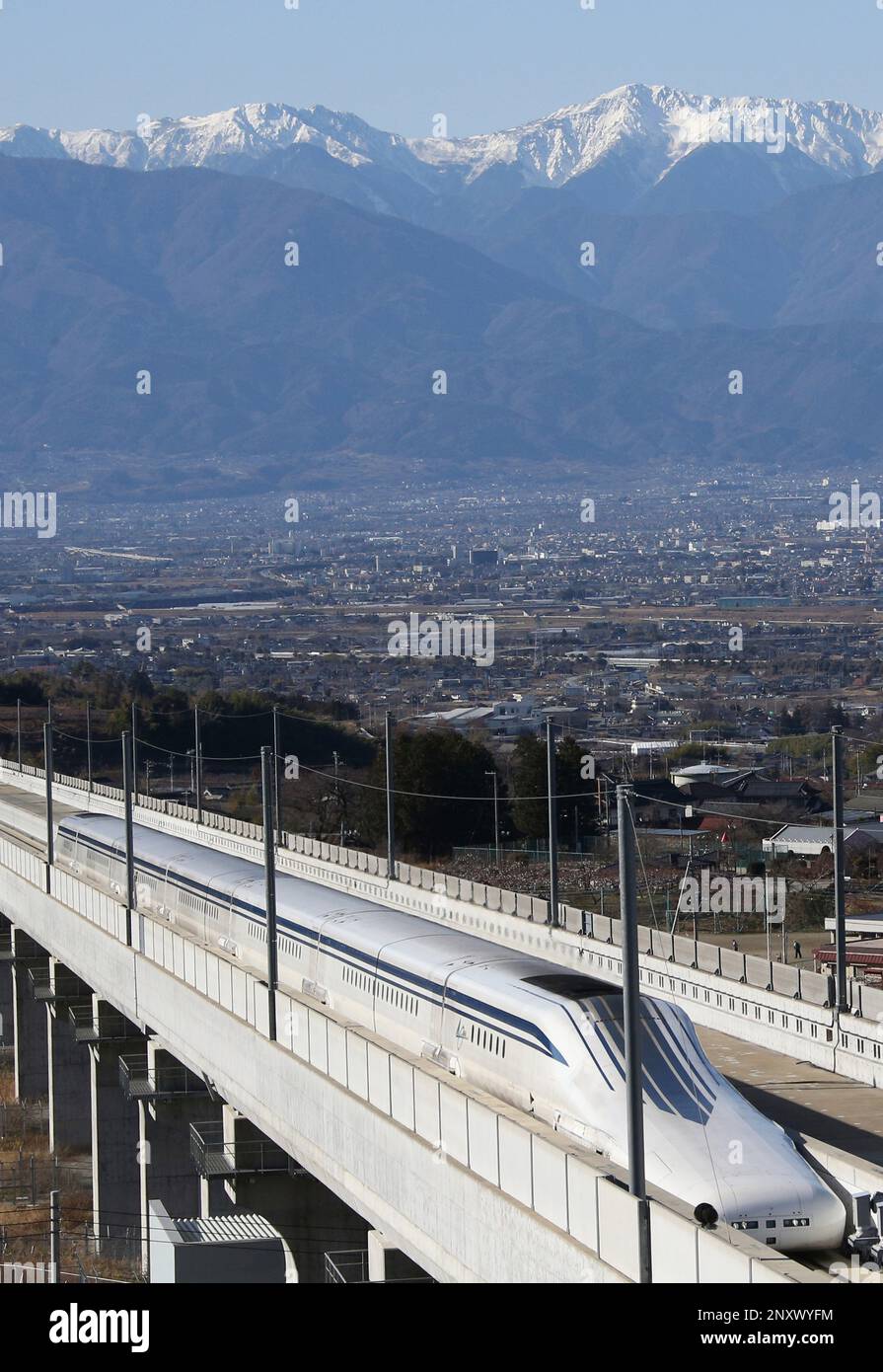 The linear train runs as a test in Fuefuki City, Yamanashi Prefecture on Dec.14, 2017. The Linear Chuo Shinkansen line is expected to begin operations, connecting Nagoya with Shinagawa in Tokyo in 40 minutes. ( The Yomiuri Shimbun via AP Images ) Stockfoto