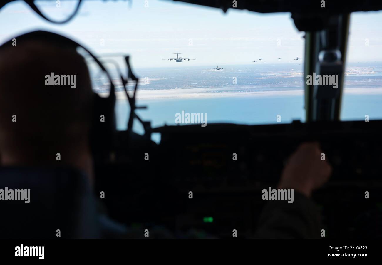 USA Air Force Captain Casey Larson, 16. Airlift Squadron Pilot, fliegt einen C-17 Globemaster III während einer Mission Generation Übung in Charleston, South Carolina, 5. Januar 2023. Nach einer Überführung teilte sich der C-17s von 24 in vier kleinere Gruppen auf, in denen jeweils verschiedene Aspekte der agilen Kampfbeschäftigung geübt wurden. Stockfoto