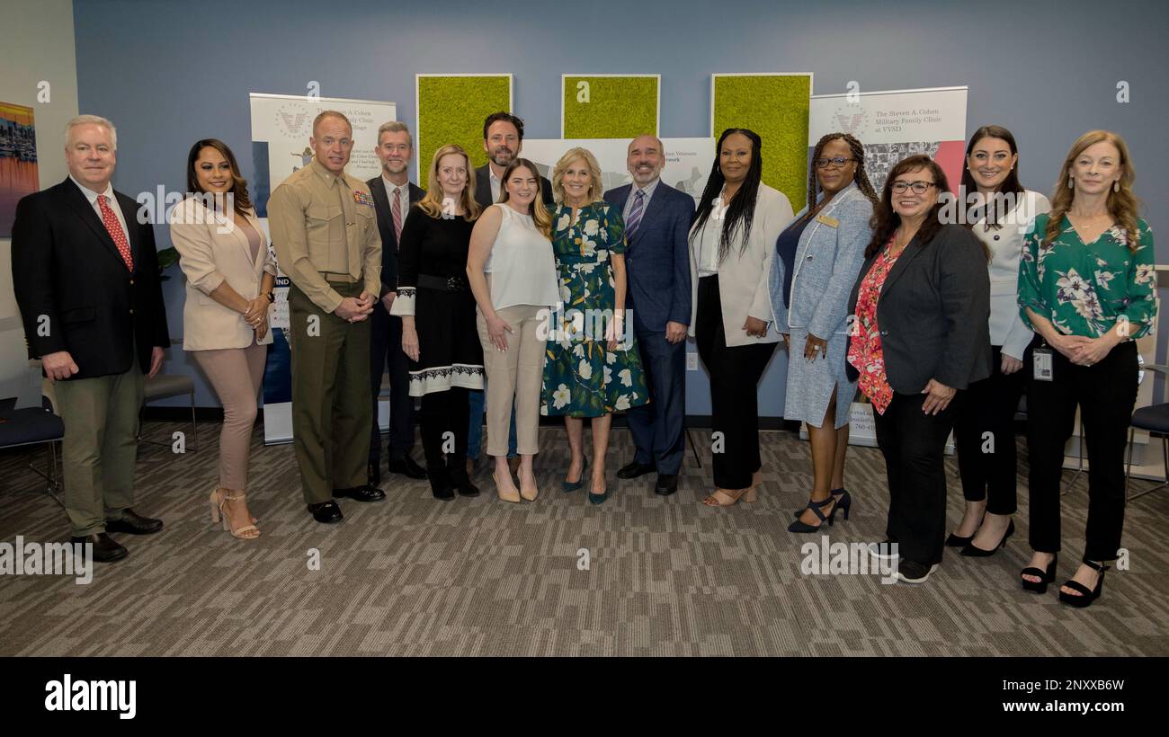 Dr. Jill Biden, Center, die First Lady der Vereinigten Staaten, posiert für ein Foto mit Militärfamilien und anderen lokalen Führern im Veterans Village of San Diego (VVSD) in der Steven A. Cohen Military Family Clinic in Oceanside, Kalifornien, am 4. Februar 2023. Biden besuchte San Diego im Rahmen der gemeinsamen Initiative, die sich auf die Unterstützung von Veteranenfamilien, Pflegekräften und Überlebenden konzentriert. Steven A. Cohen Military Family Clinic am VVSD bietet kostenlose psychische Gesundheitsdienste und Kinderbetreuung und hat Familien mit kosteneffizienten Ressourcen geholfen. Stockfoto