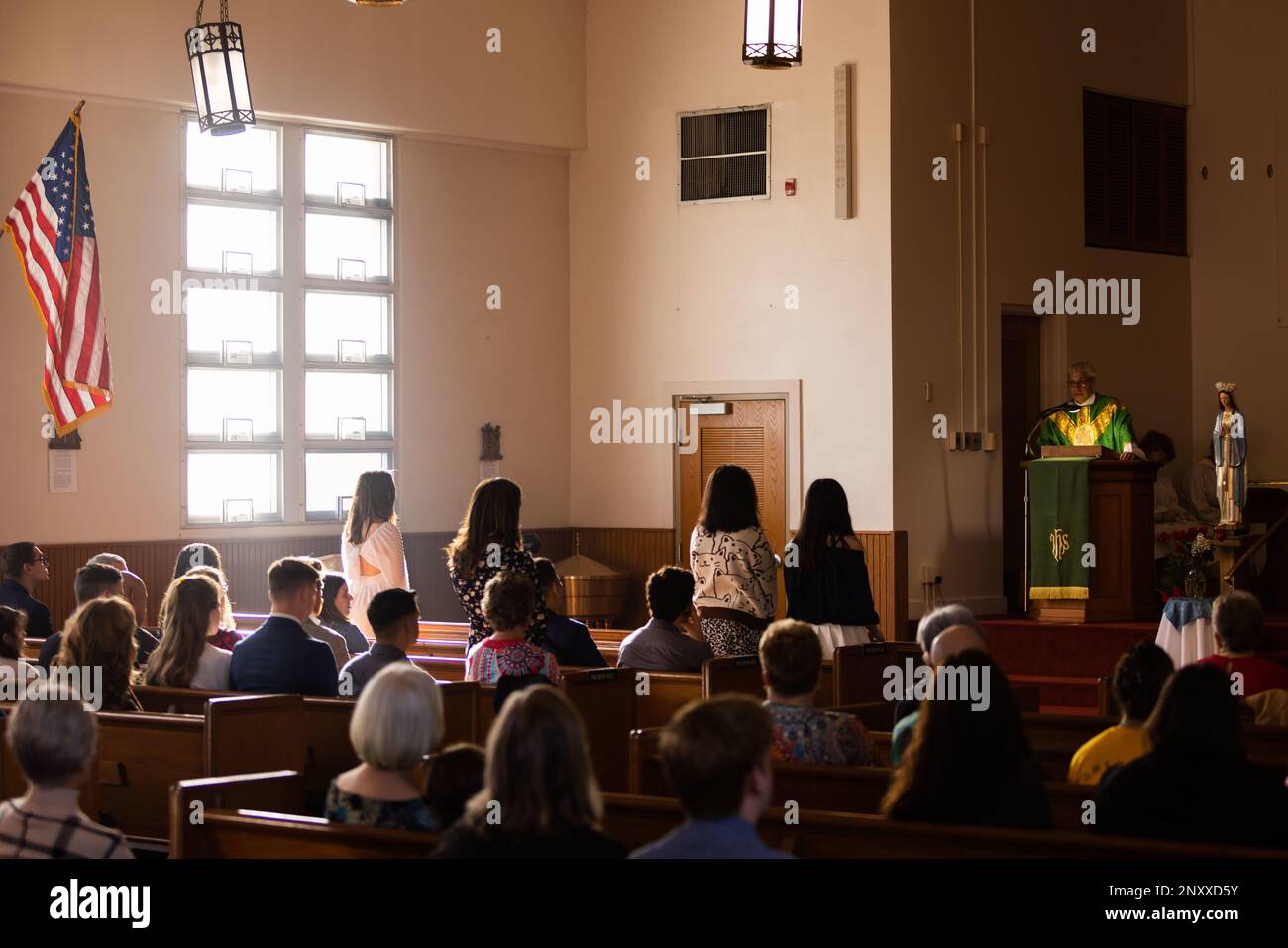 Kirchenmitglieder werden während eines katholischen Massendienstes in der Marine Corps Air Station (MCAS) Beaufort, South Carolina, am 29. Januar 2023 anerkannt. Bischof Richard Spencer, Vikar aller Militärkapellen in der östlichen Region der Erzdiözese des Militärdienstes, besuchte MCAS Beaufort, um mit den Konfirmen zu sprechen und sie dem katholischen Glauben zu bestätigen. Stockfoto