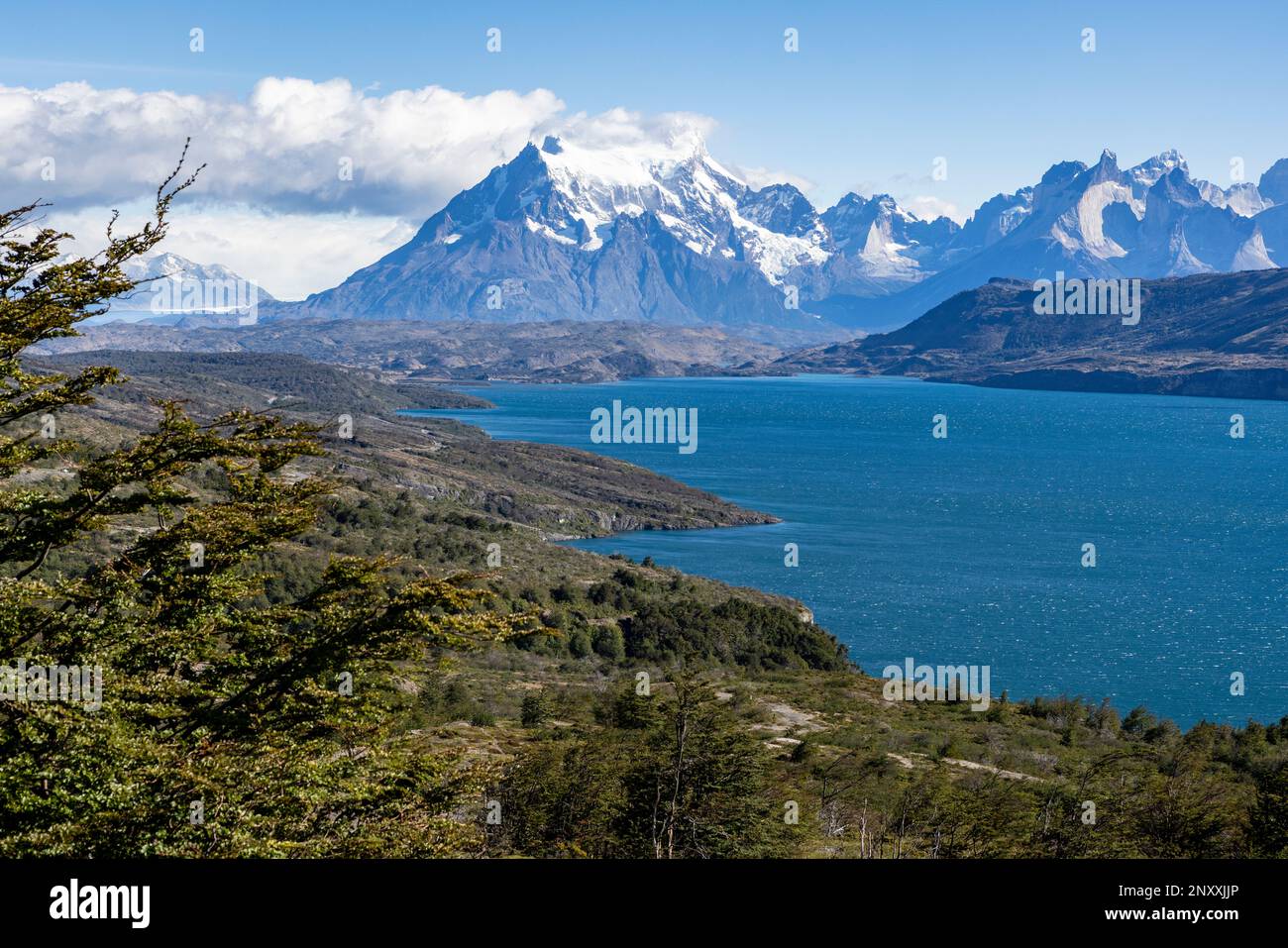 Toro-See und schneebedeckte Berge im Torres del Paine-Nationalpark in Chile, Patagonien, Südamerika Stockfoto