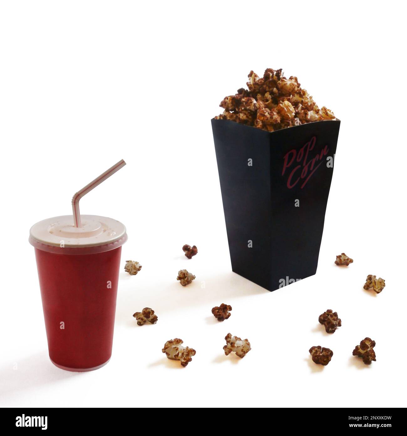 Nahaufnahme einer Box Popcorn und einem roten Pappbecher Limonade, isoliert auf weißem Hintergrund. Stockfoto