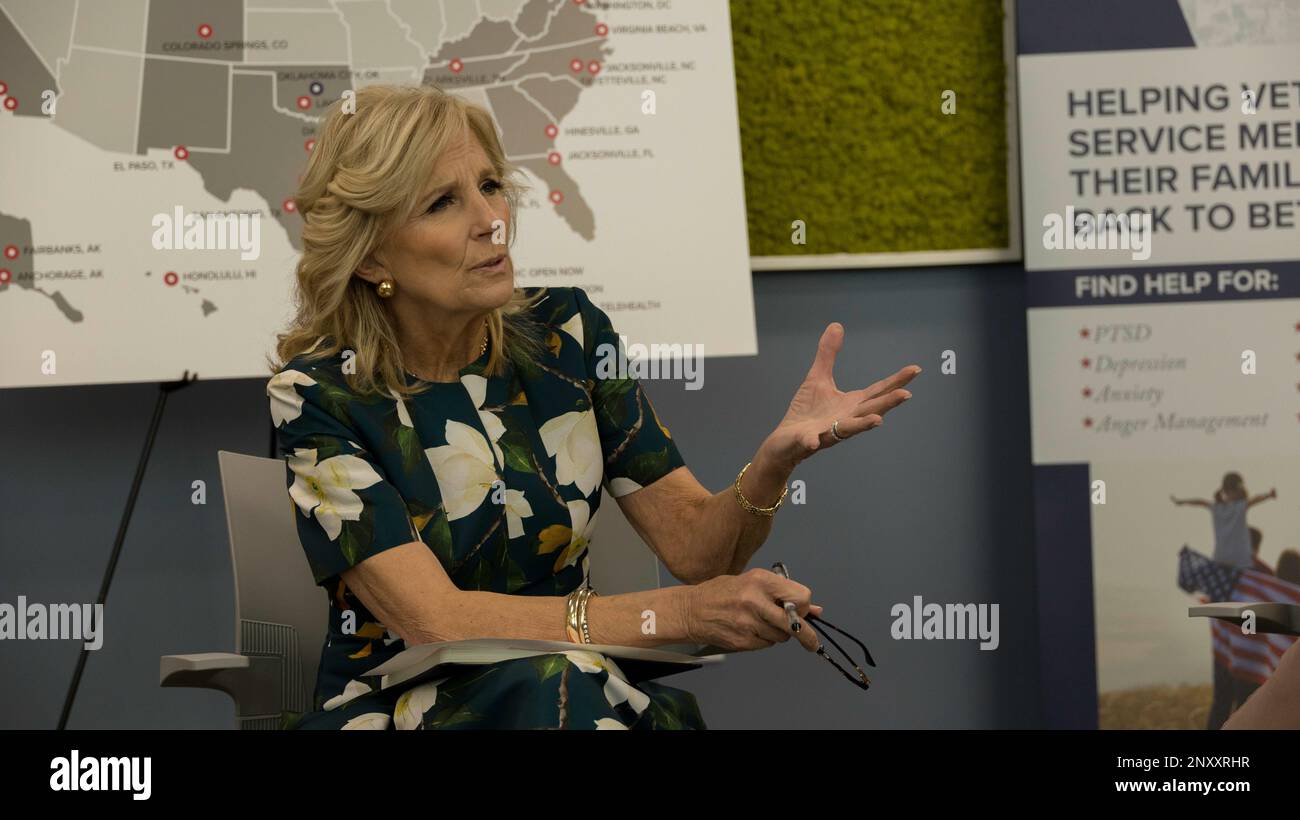 Dr. Jill Biden, die First Lady der Vereinigten Staaten, besucht Militärfamilien und andere lokale Führer des Veterans Village of San Diego, um zu diskutieren, wie wichtig es ist, Hilfe zu suchen, wenn es um Fragen der psychischen Gesundheit geht, in der Steven A. Cohen Military Family Clinic in Oceanside, Kalifornien, Februar 4, 2023. Biden besuchte San Diego im Rahmen der gemeinsamen Initiative, die sich auf die Unterstützung von Veteranenfamilien, Pflegekräften und Überlebenden konzentriert. Steven A. Cohen Military Family Clinic im Veterans Village von San Diego bietet kostenlose psychische Gesundheitsdienste und Kinderbetreuung und hat Familien mit geholfen Stockfoto