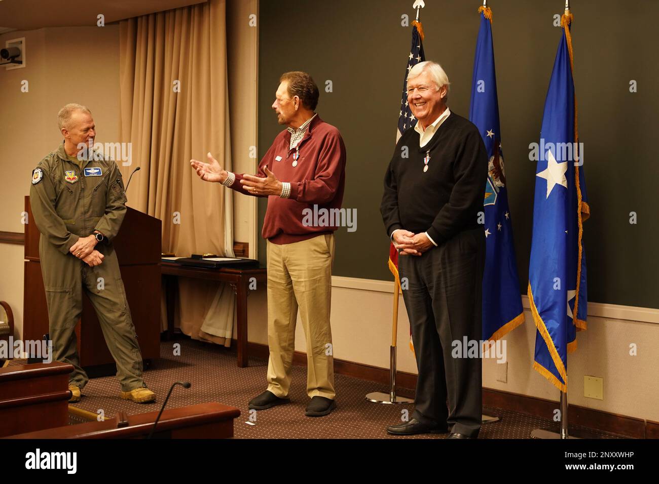 Herr John Hansen (Zentrum) nimmt am 20. Januar 2023 am Joint Base Langley-Eustis, VA, Teil am Abschluss der Zeremonie der Gruppe des Befehlshabers des Luftschutzkommandos (Air Combat Command, ACC) (CG). Bei der Zeremonie wurden John Hansen und Steve Creech nach mehr als dreißig Jahren Tätigkeit im ACC CG als Mitglieder des Eeriitus ausgezeichnet. Die zivilen CG-Mitglieder vertreten Flügel in der gesamten ACC und treffen sich zweimal im Jahr, um dem Kommandeur der ACC und anderen ACC-Führungskräften regelmäßig eine offene Perspektive auf Gemeindeebene zu einer Vielzahl von Fragen der Luftwaffe, Kommando- und Installationsfragen zu bieten. Stockfoto