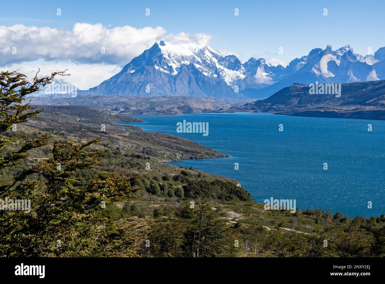 Toro-See und schneebedeckte Berge im Torres del Paine-Nationalpark in Chile, Patagonien, Südamerika Stockfoto